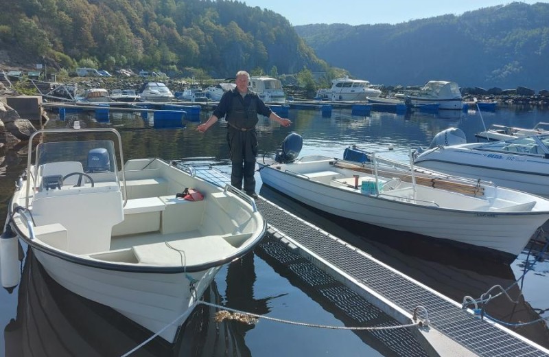 links das Oien 40 PS, rechts das führerscheinfreie  Hansvik 16,5 ft, 25 PS