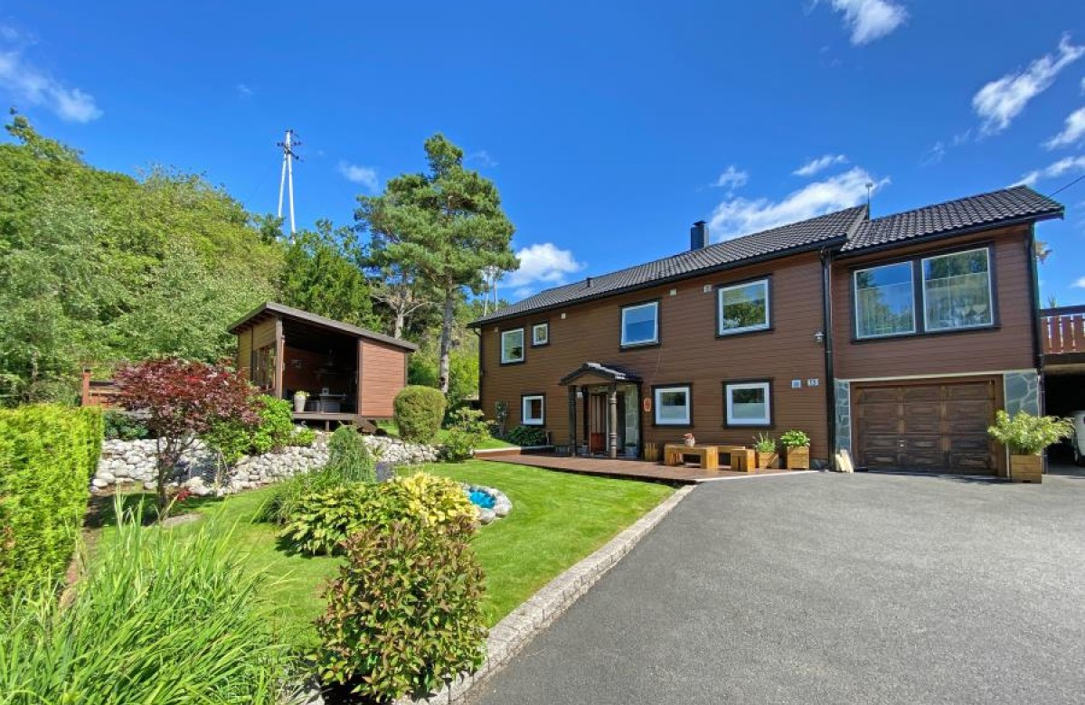 das sehr gepflegte Anwesen